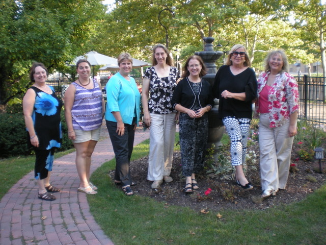 Debby, Angi (Debby's daughter), Sue (Mymare's sister), Mymare, Shiela, Jane and Plum