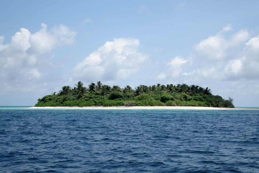 Kudadu is the uninhabited island close to Komandoo, great for a quiet afternoon picnic Mr Crusoe!