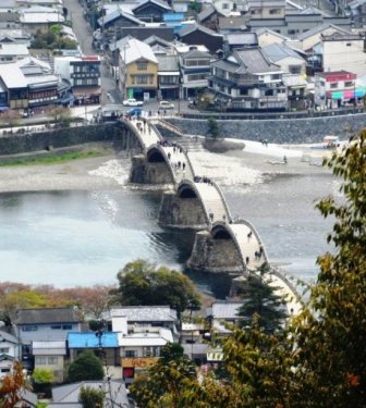 Kinti Bridge
Looking down from the Iwakuni Castle