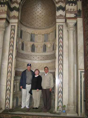 Kathy between her husband Bruce and myself in the Cairo Citadel's Mosque.
Cairo/Egypt- Jan.2008.